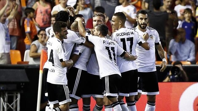 Los jugadores del Valencia celebran el gol del argelino