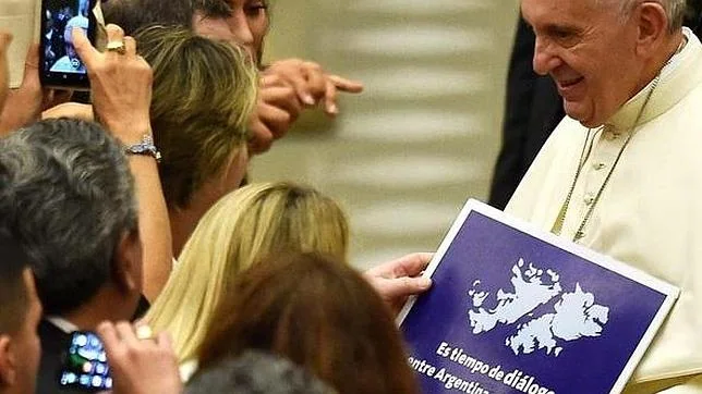 El Papa reabre la herida de las Malvinas al posar junto a una pancarta que aboga por el diálogo