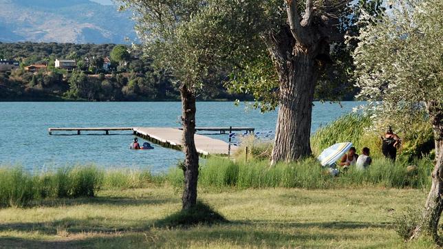 Sanidad mantiene la prohibición del baño en el embalse de Cazalegas