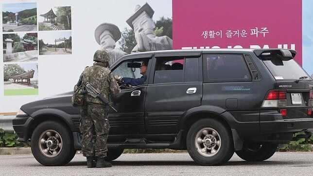 Un soldado de Corea del Sur niega el paso al país vecino a un ciudadano