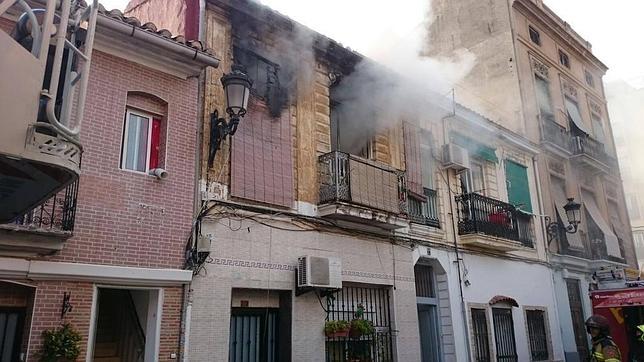 Un incendio en una vivienda deja heridos a una madre y a su hijo por inhalación de humo en Valencia