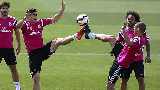 Pepe y James pelean un balón por alto, Marcelo y Lucas Silva observan