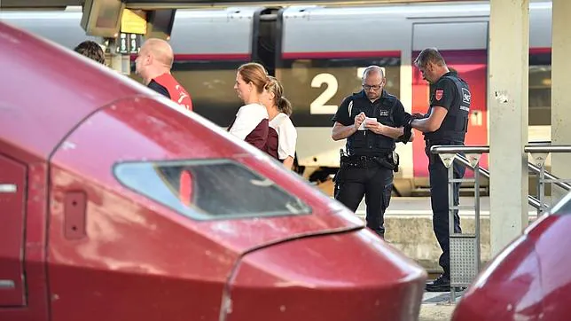 Agentes recogen pruebas en la estación de tren de Thalys