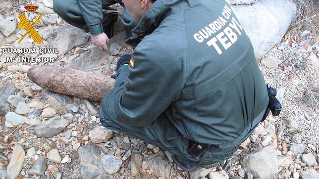 Agentes de la Guardia Civil junto a uno de los artefactos encontrados en Teruel