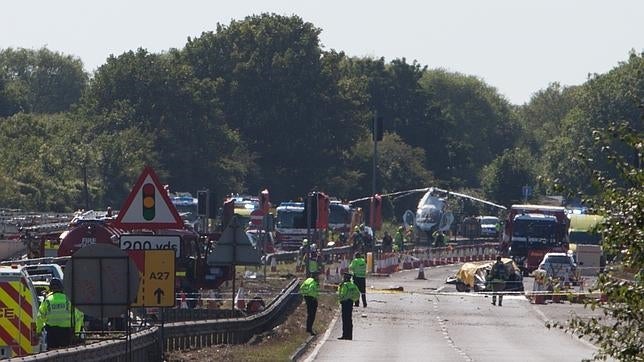 La Policía británica eleva a 11 el número de muertos en el accidente de avión