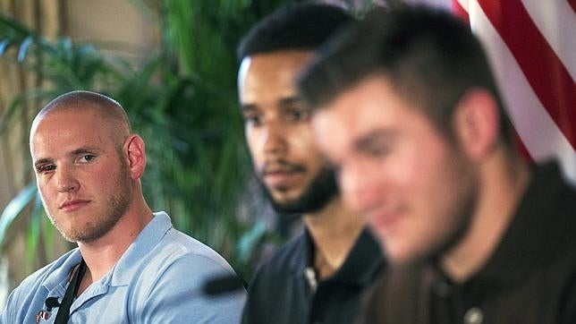 Los estadounidenses Spencer Stone, Anthony Sadler y Alek Skarlatos, durante la conferencia de prensa en la embajada de EE.UU. en París