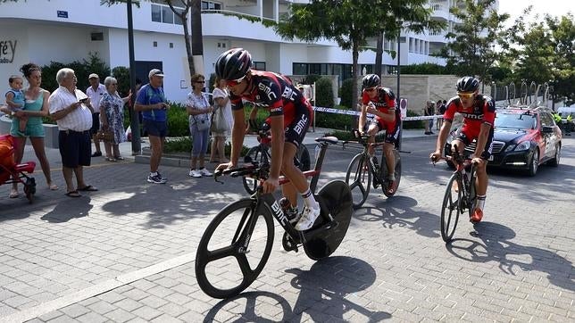 Velits, primer líder de La Vuelta en una etapa envuelta en la polémica