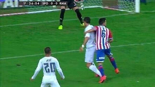 El clamoroso penalti que no le señalaron al Madrid