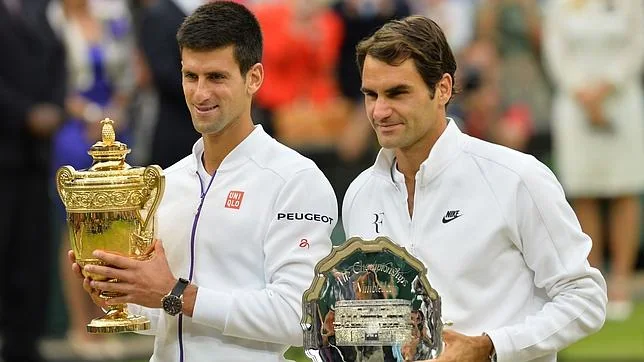 Djokovic y Federer tras la final de Wimbledon en 2015