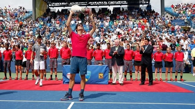 Federer. con el trofeo de campeón