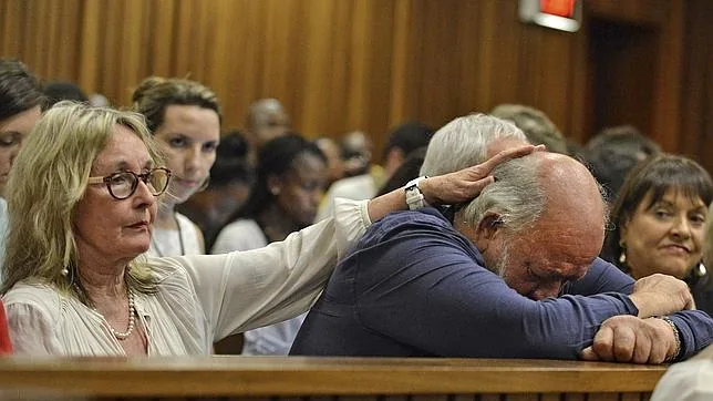 Los padres de Reeva Stenkamp en un momento del juicio contra Oscar Pistorius por la muerte de su hija