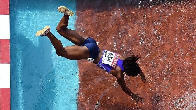 La estrambótica caída de Rolanda Bell en el Mundial de Atletismo de Pekín