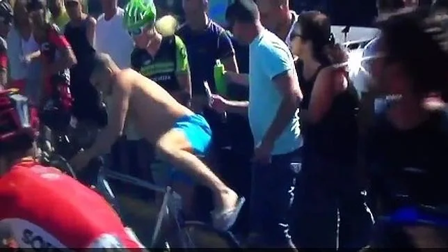 Ambrossini intenta robar la bicicleta a Ben King en plena etapa