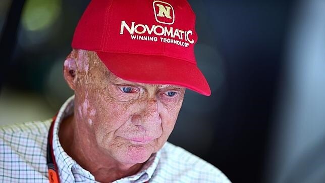 Niki Lauda sacude a Ferrari