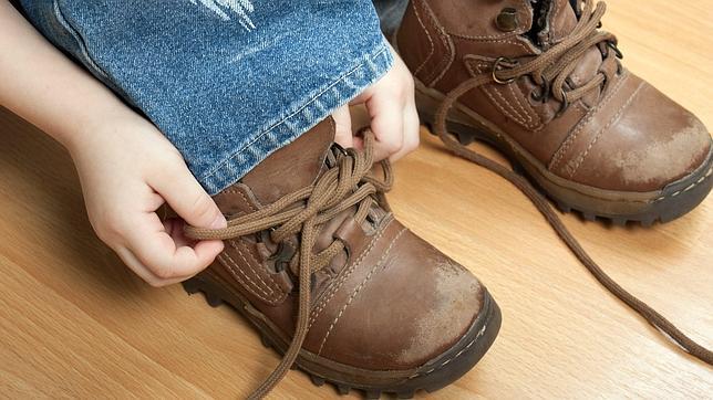 Poner a los niños zapatos ya usados puede causar deformidades en los pies