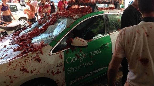 Google confirma que el coche de «Street View» quedó destrozado tras la Tomatina