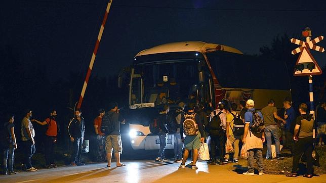 Hungría estudia desplegar al Ejército ante la masiva llegada de refugiados