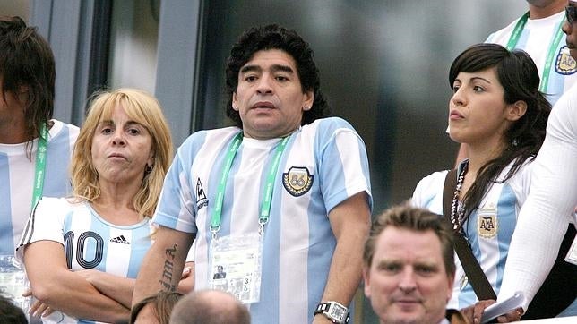 Maradona y su exmujer, Claudia Villafañe, se enfrentarán en los tribunales