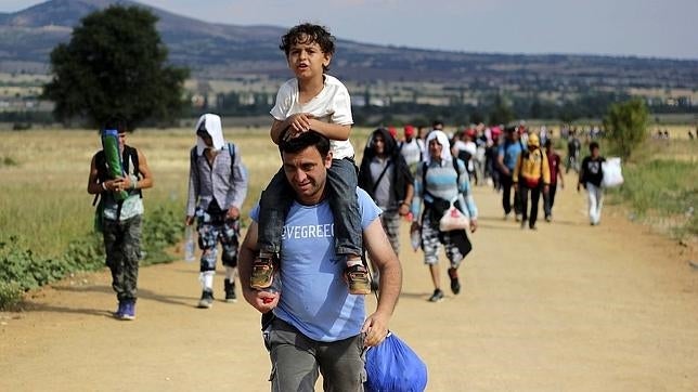 Los refugiados tratan de llegar a Hungría antes de que se cierre la valla