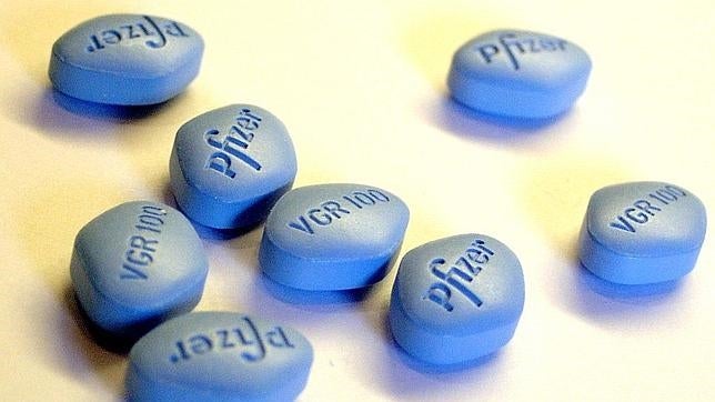 Un hombre se inyecta viagra directamente en el pene y casi le explota