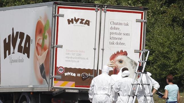 El camión donde han sido hallados los cuerpos de los inmigrantes