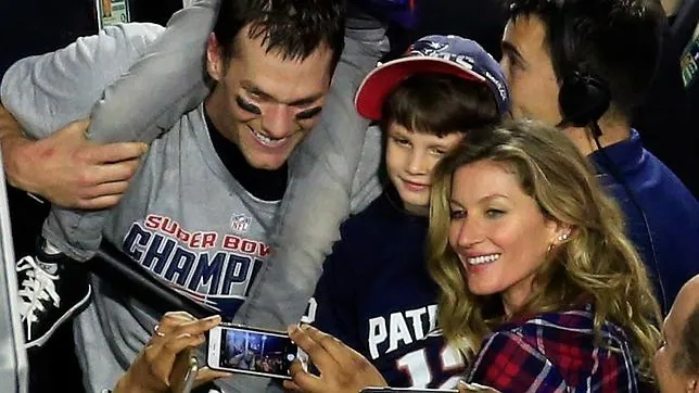 La familia tras el triunfo del equipo de Brady ganara la Super Bowl XLIX