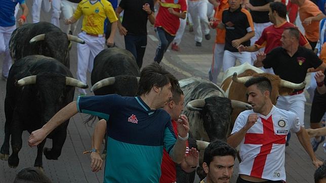 Varios corredores durante el encierro de hoy de San Sebastián de los Reyes