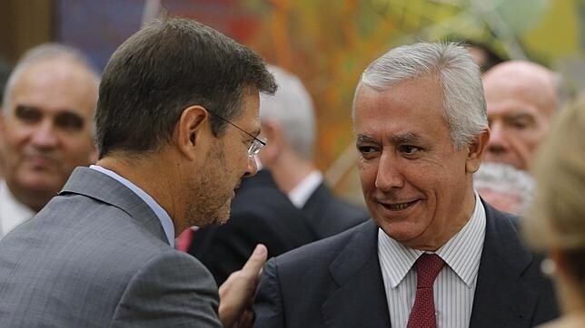 El ministro de justicia, Rafael Catala y vicesecretario del PP, Javier Arenas