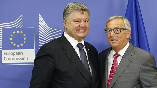 El presidente de la Comisión Europea, Jean Claude Juncker (dcha), recibe al presidente ucraniano, Petro Poroshenko