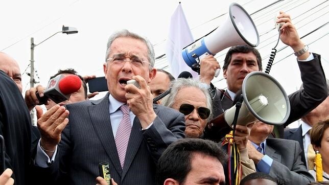 Uribe pide mediación internacional en una manifestación en la embajada de Venezuela