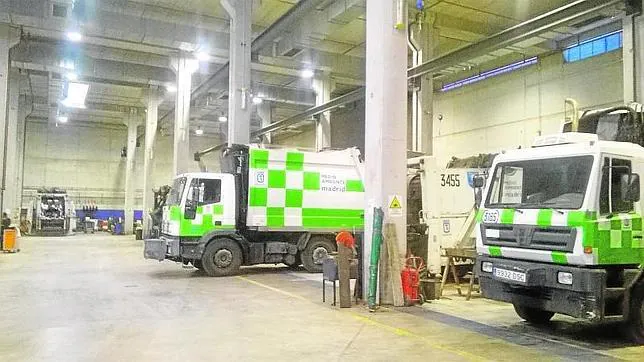Camiones averiados en el taller de la UTE, donde los mecánicos doblan turno porque no dan abasto
