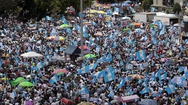 Alrededor de 100.000 guatemaltecos pedían este jueves la dimisión de su Presidente
