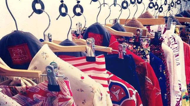 Muestrario de temporada en el interio de la tienda