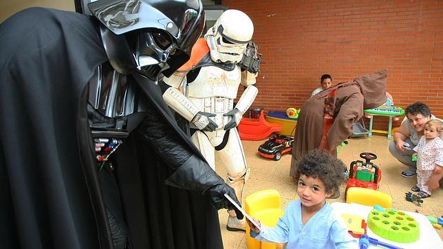 Darth Vader deja el «lado oscuro» para visitar a los niños del Hospital del Bierzo