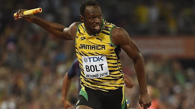 Bolt llega a la meta en los relevos 4x100 del Mundial de Pekín