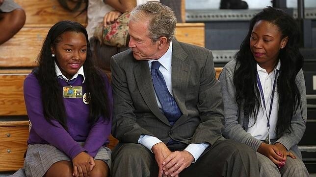 George W. Bush, este viernes, durante su visita a la Warren Easton Charter High School, en Nueva Orleans