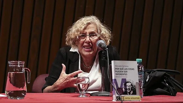 La alcaldesa de Madrid, Manuela Carmena, durante la presentación de su libro en la Biblioteca Nacional de Buenos Aires
