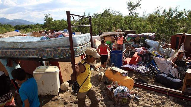 Colombianos cargan sus pertenencias por el río Táchira desde Venezuela hacia el sector La Parada (Colombia)