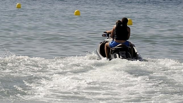 La Guardia Civil frena la entrada de 15 motos de agua con inmigrantes ilegales