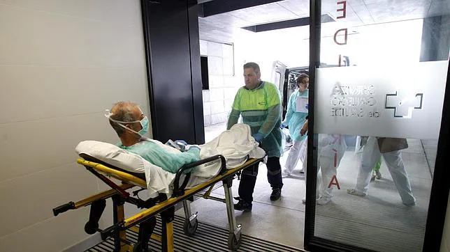Un paciente ingresado es trasladado al nuevo hospital de Vigo Álvaro Cunqueiro
