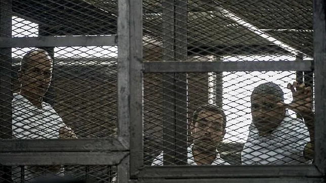 Un tribunal egipcio condena a tres años de cárcel a tres periodistas de Al Yazira