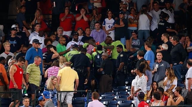 Muere un espectador al caer desde una grada durante un partido de béisbol