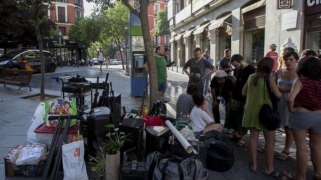 El Patio Maravillas «okupa» la calle a la espera de se les ceda un espacio municipal