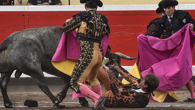 Dramáticos momentos, con Juan José Domínguez intentando zafarse del toro mientras acuden sus compañeros