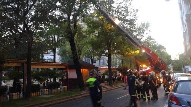 Tres heridos leves por la caída de una rama sobre la terraza de una cafetería