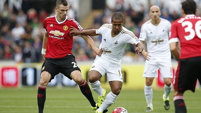 Schneiderlin lucha por la pelota con la camiseta roja del Manchester United