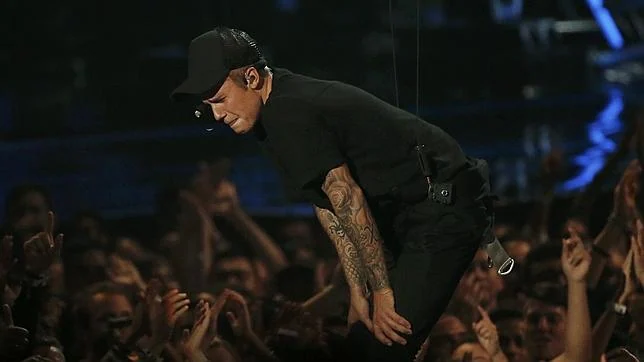 Bieber, sollozando y sin aliento tras terminar su presentación