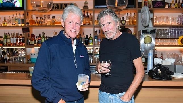 Bill Clinton se va de fiesta con sus amigos rockeros mientras Hillary hace de niñera