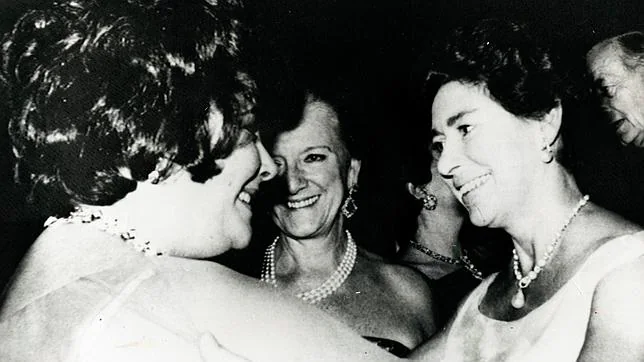 La princesa Margarita y la actriz Elizabeth Taylor en 1977