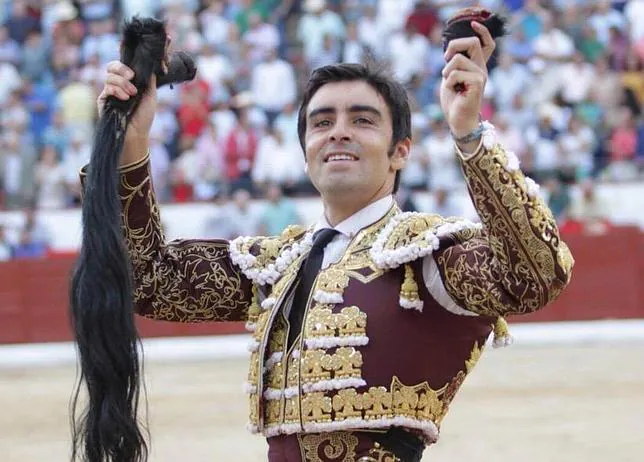Miguel Ángel Perera pasea feliz las dos orejas y rabo que cortó al quinto toro